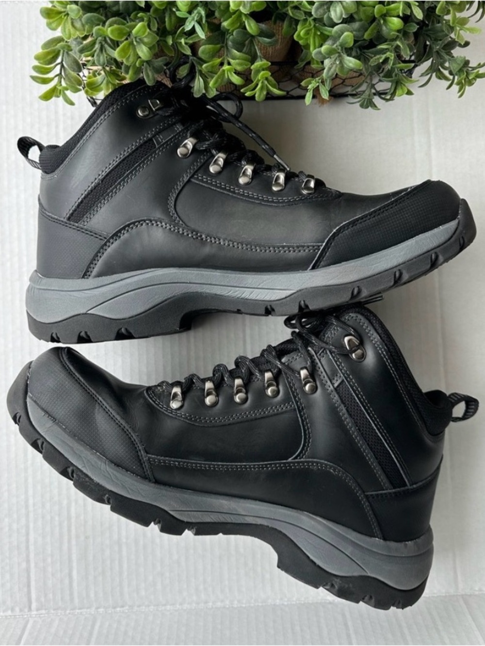 Men's Black Hiking Boots - Rugged Outdoor Ankle Boots
